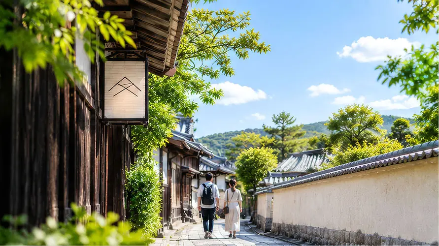 斑鳩の歴史ある町並みを散策する旅行者